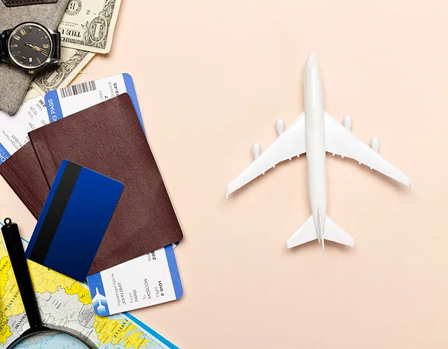 Avión a escala y pasaportes
